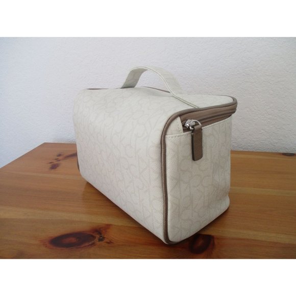 *Calvin Klein Cream Taupe Tan Vinyl Zip Around Train Case Cosmetic Travel Bag - Picture 3 of 11